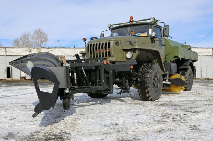 Аэродромная комбинированная поливомоечная машина 